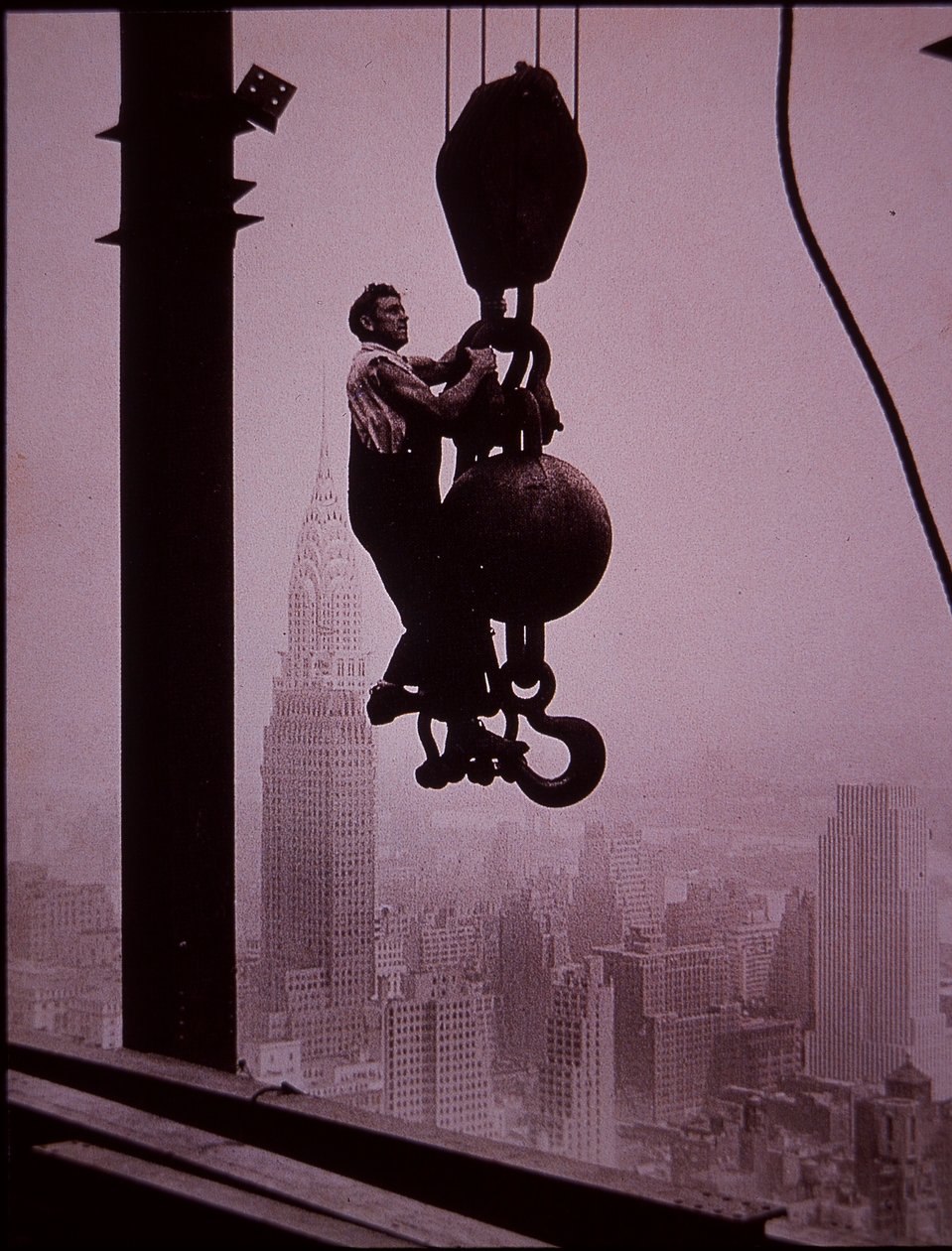 Empire State Building en construction, montrant un membre de l