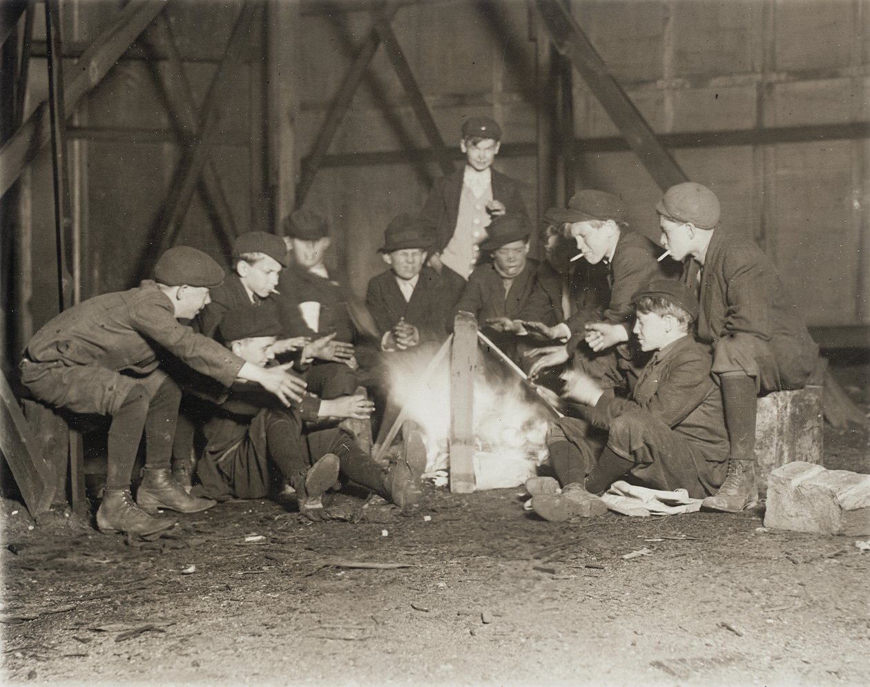 Groupe de vendeurs de journaux à 22:00 - Lewis Wickes Hine