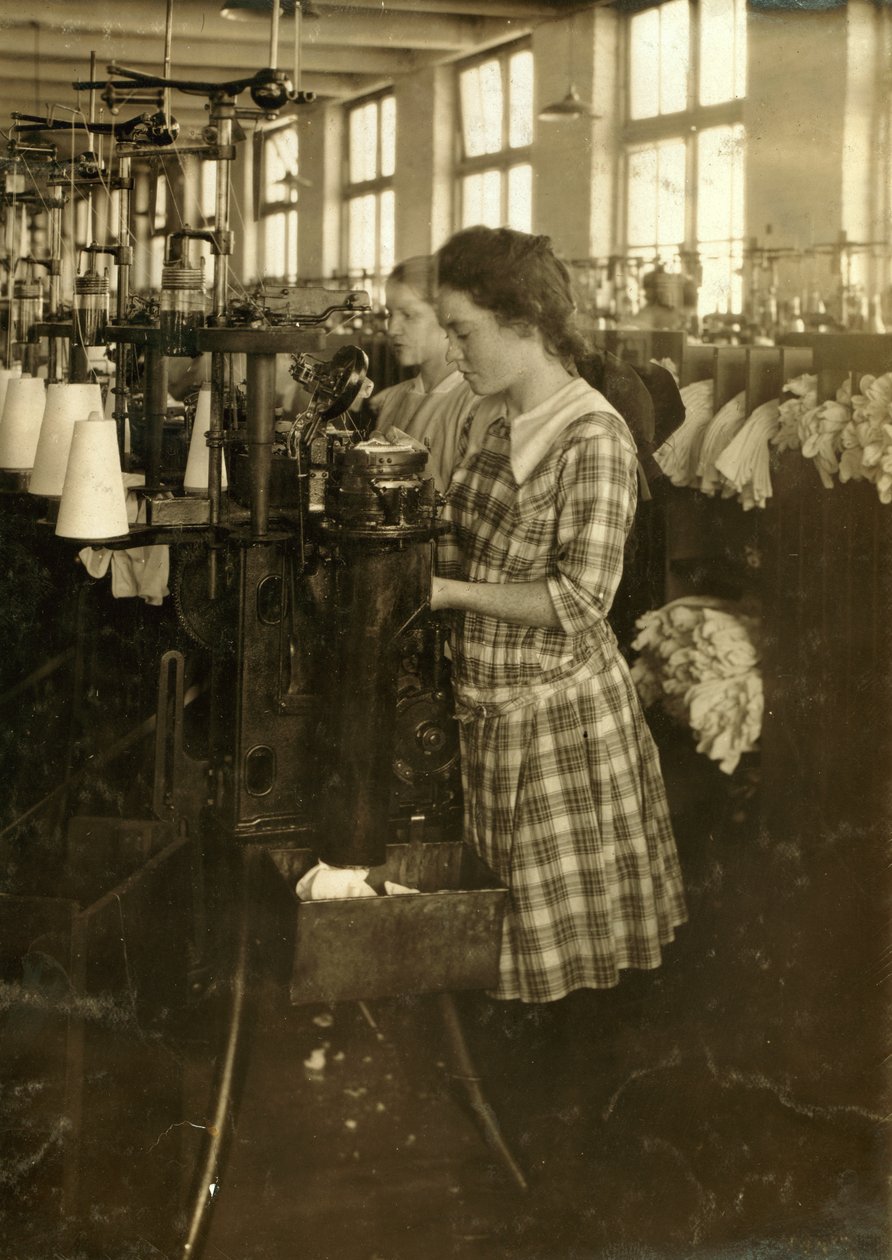 Filles fabriquant des bas dans les usines Ipswich à Boston, Massachusetts - Lewis Wickes Hine