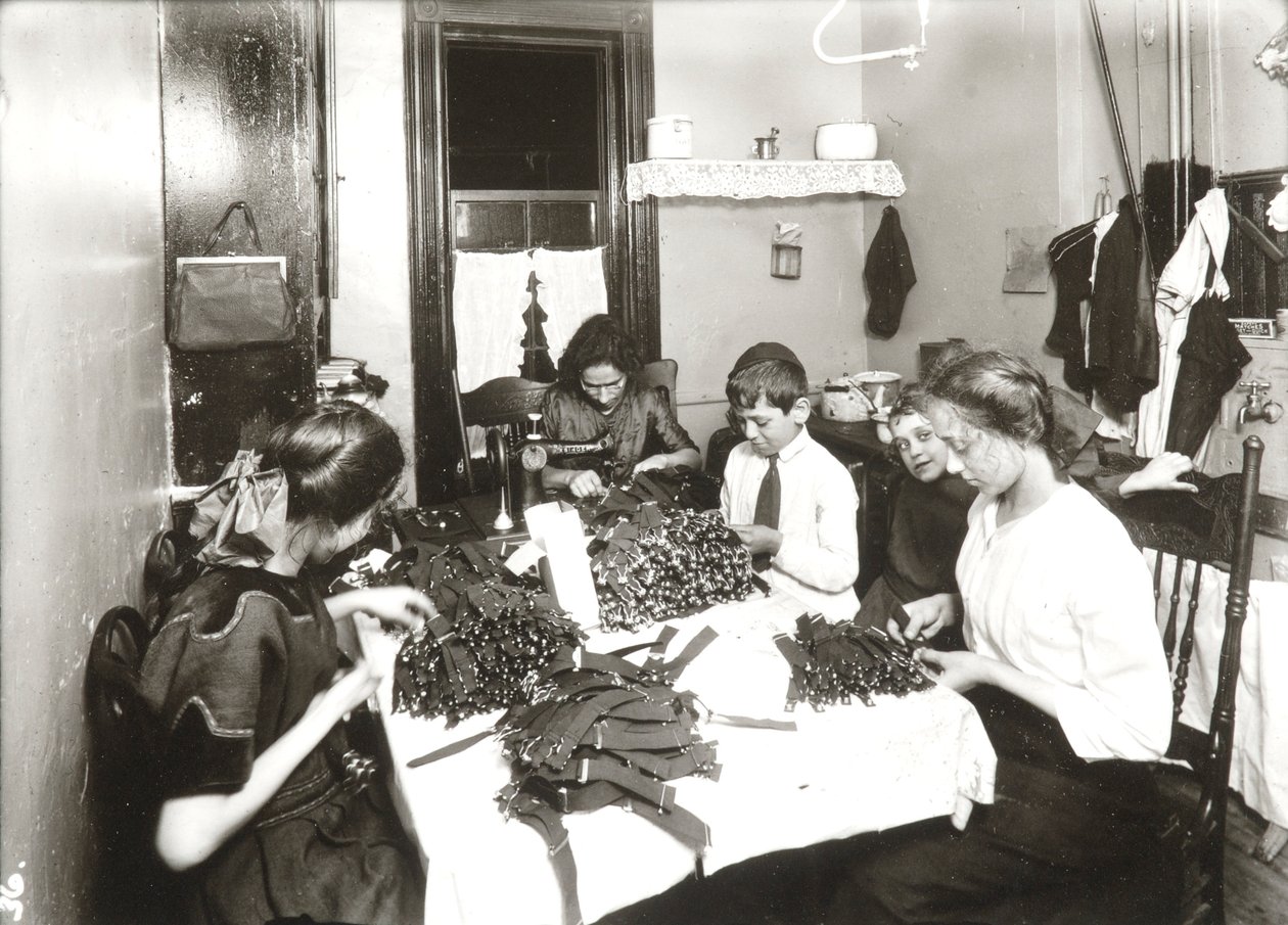 Travail à domicile (fabrication de jarretières) - Lewis Wickes Hine