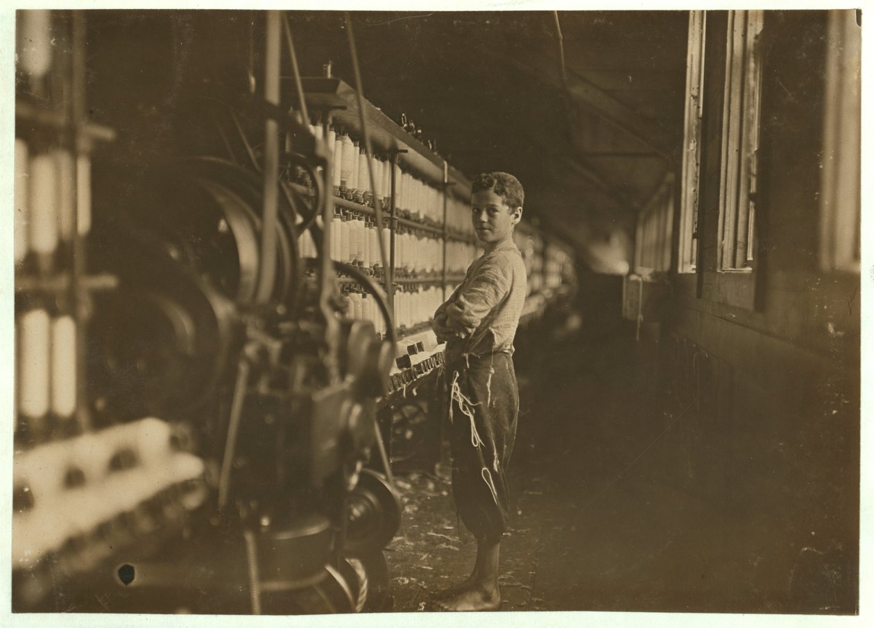 John Dempsey, 11 ou 12 ans, travailleur du samedi dans la salle de filature de Jackson Mill, Fiskeville, Rhode Island, 1909 - Lewis Wickes Hine