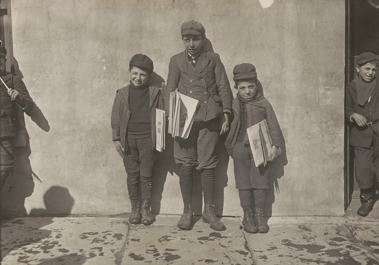 John Pento, 14 ans, Daniel et Angelo Pento, 7 ans, vendant des journaux, Hartford, Connecticut - Lewis Wickes Hine
