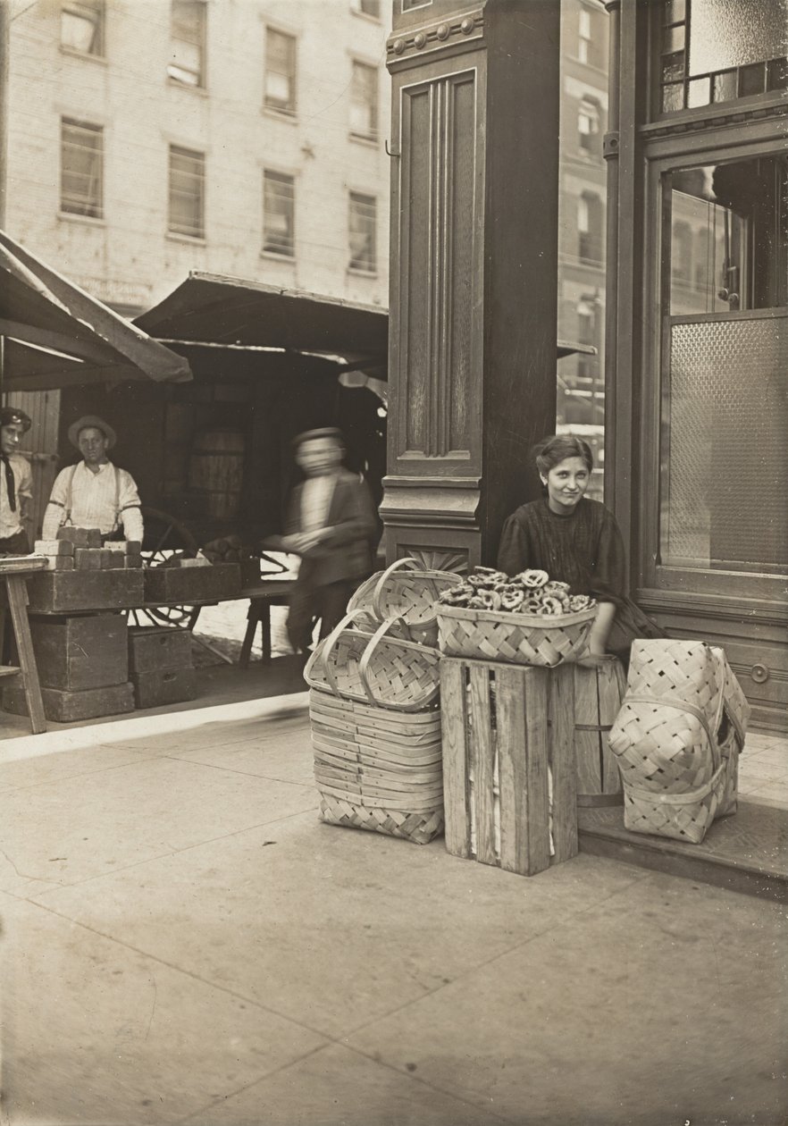Lena Lochiavo - 11 ans, vendeuse de paniers et de bretzels, au marché de Sixth Street devant le saloon - Lewis Wickes Hine