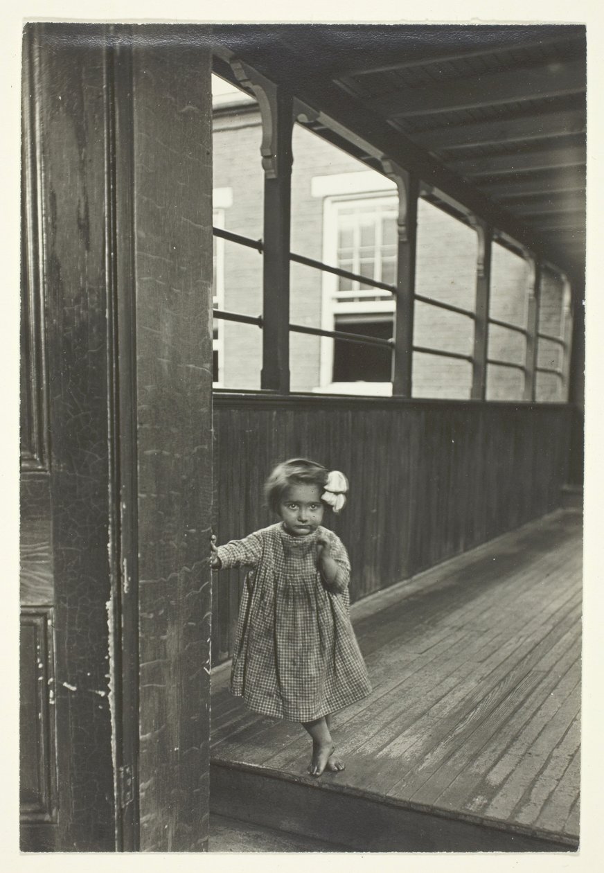 Petite fille debout à l