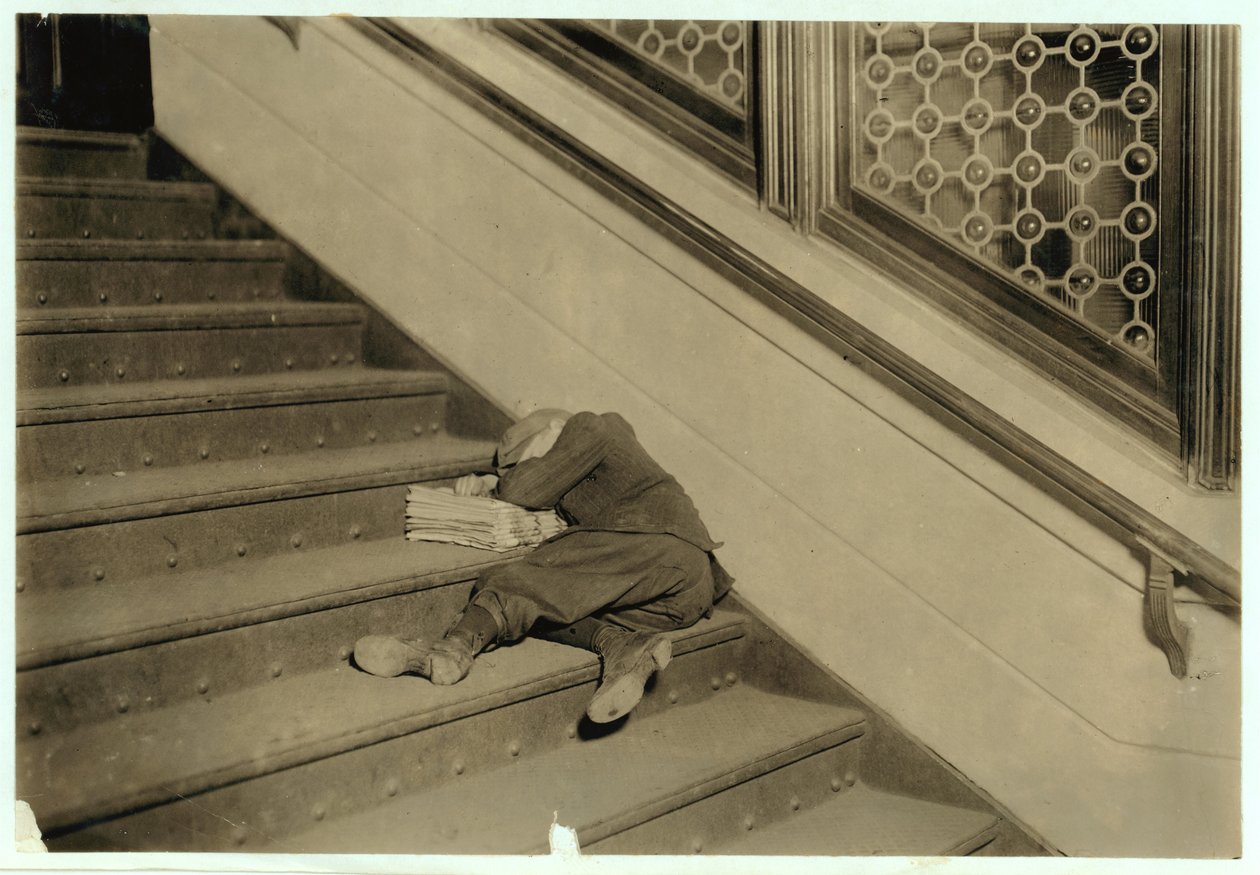 Garçon de journaux endormi avec ses papiers à Jersey City, New Jersey, 1912 - Lewis Wickes Hine