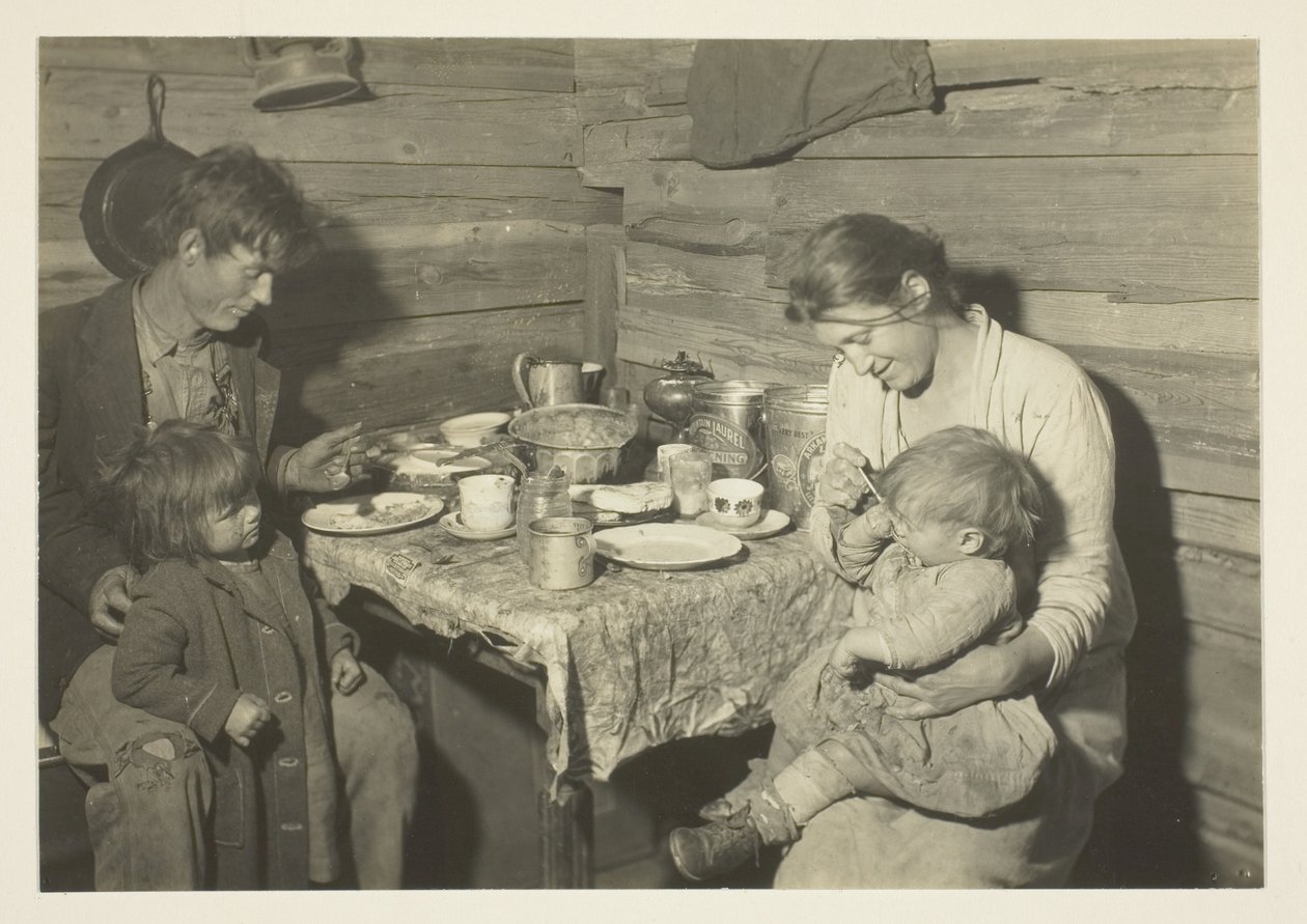 Famille rurale pauvre vivant dans un fumoir, Oklahoma, prise en charge par la Croix-Rouge - Lewis Wickes Hine