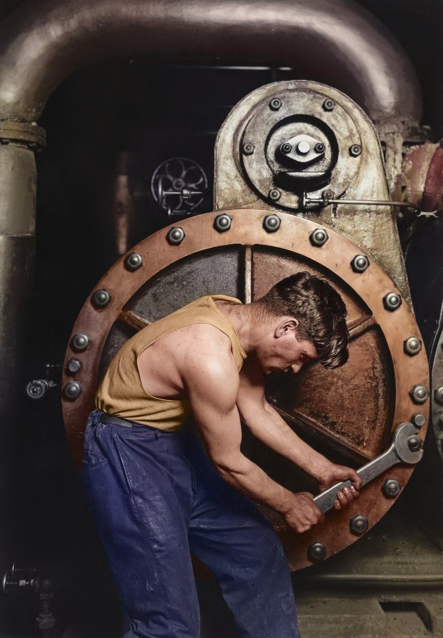 Mécanicien de centrale travaillant sur une pompe à vapeur c.1920 - Lewis Wickes Hine