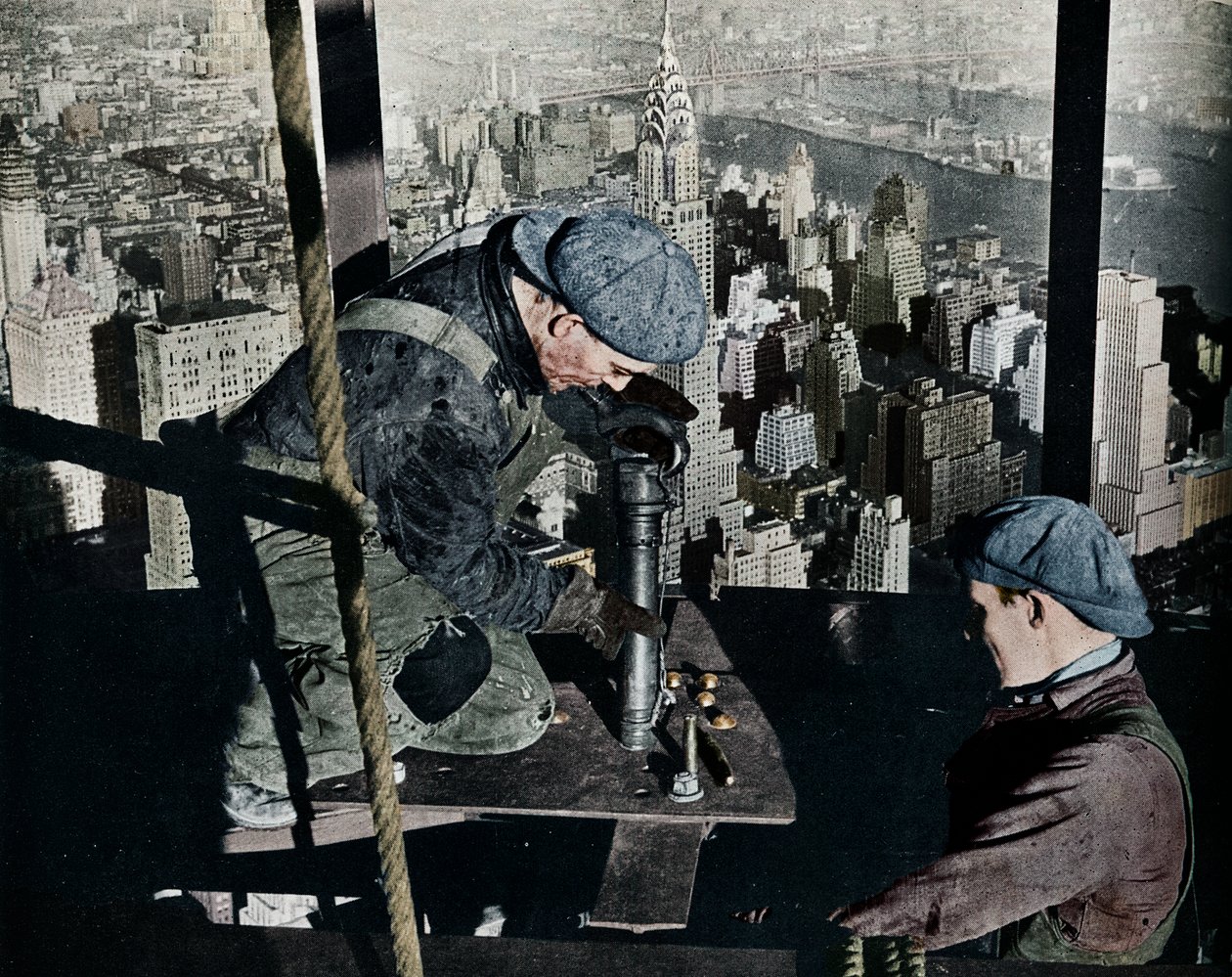 Rivetage des derniers boulons sur le mât du matin de l