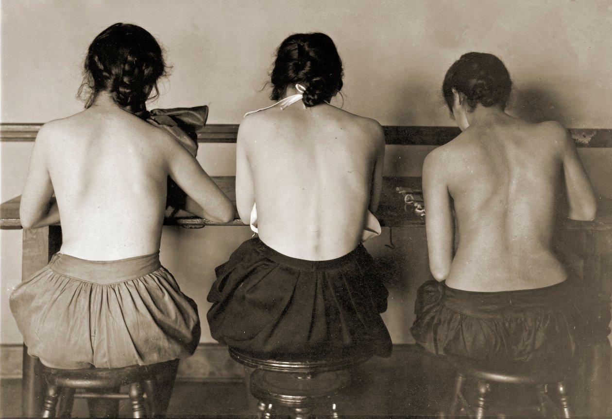 Filles à la machine à coudre, vers 1917 - Lewis Wickes Hine