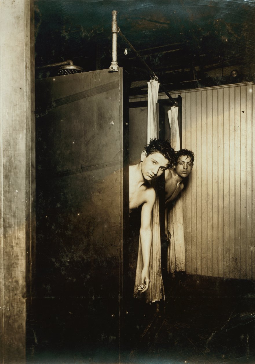 Deux garçons se douchant à la Postal Telegraph Company, Broadway, New York City, New York, USA, vers 1910 (photo sépia) - Lewis Wickes Hine