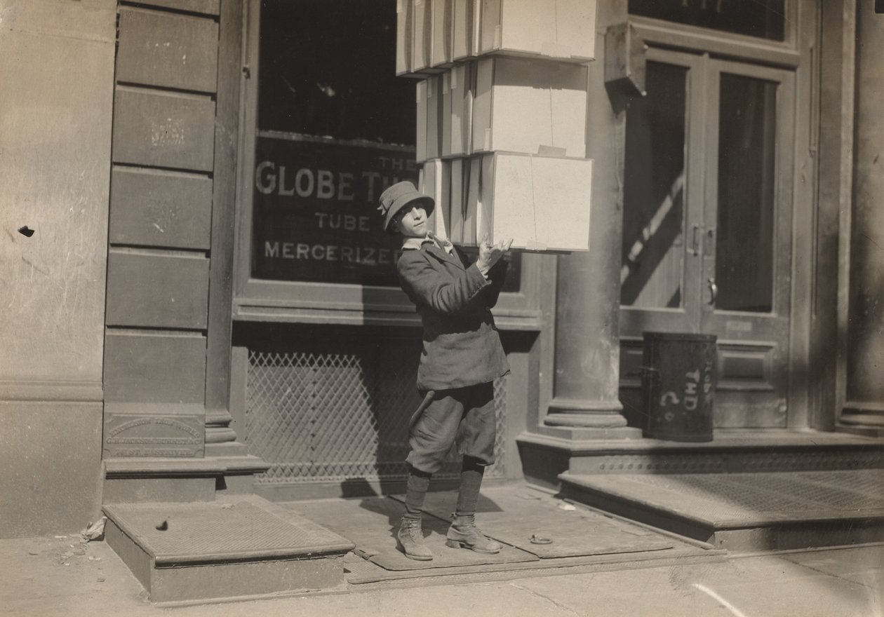 Garçon de chariot aidant à charger le chariot, vers 1914 - Lewis Wickes Hine