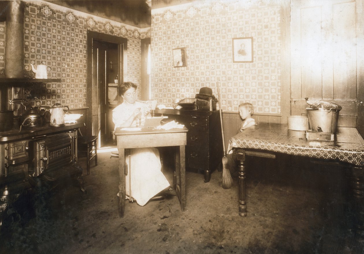 Femme insérant des poils dans des brosses à dents dans sa cuisine, c.1912 - Lewis Wickes Hine