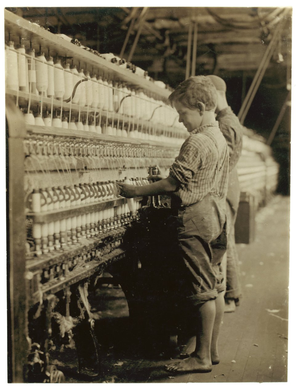 Jeunes doffers remplaçant des bobines pleines à North Pownal, Vermont, 1910 - Lewis Wickes Hine