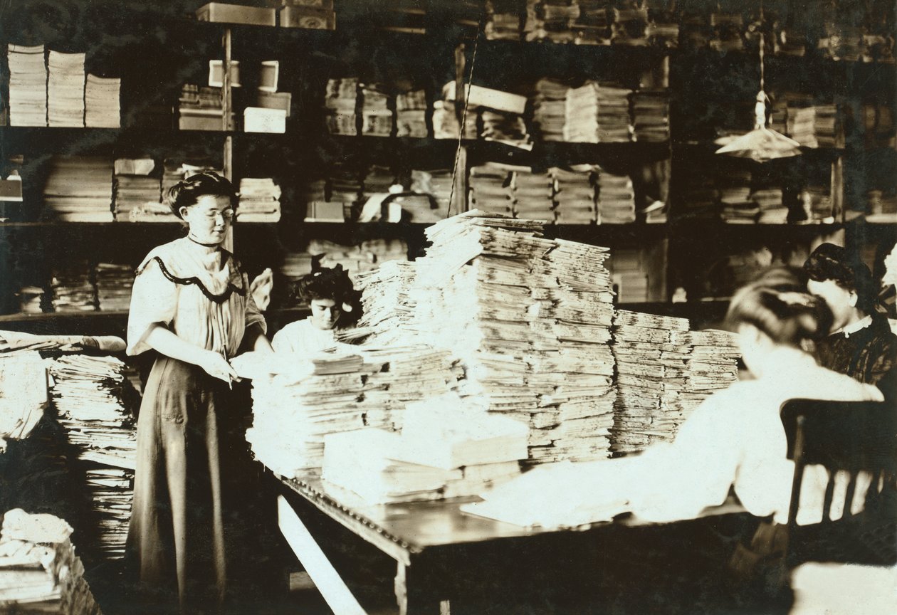 Jeunes femmes triant des papiers dans un entrepôt, c.1905 - Lewis Wickes Hine