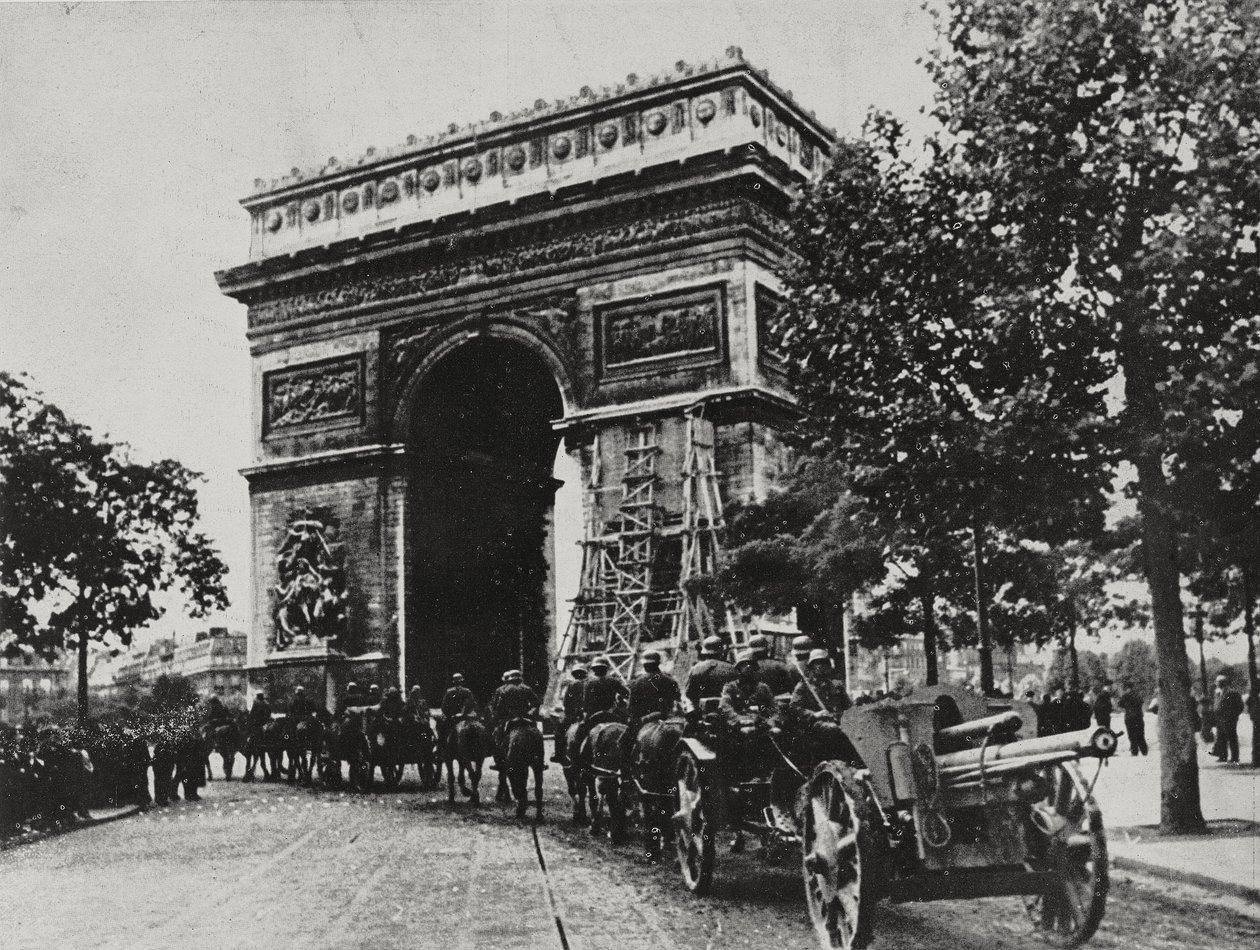 Troupes allemandes défilant sur la Place de l
