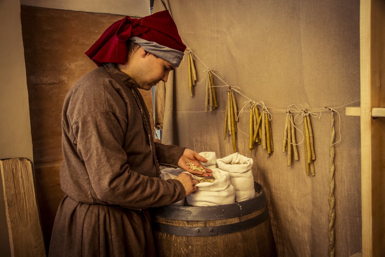 Reconstitution historique : Bougies et sacs de blé, seigle et orge dans l