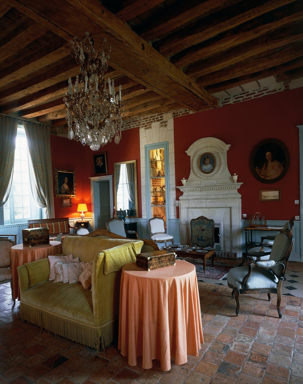 Salon avec plafond à poutres et meubles de style Louis XV et Louis XVI, Château de Réaux, Chouzé-sur-Loire, Indre-et-Loire, France - Unbekannt Unbekannt