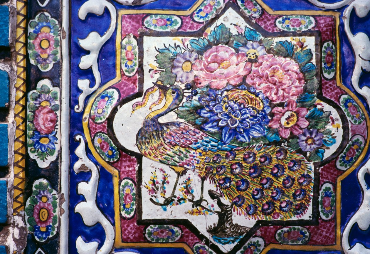 Paon et fleurs, décoration de carreaux polychromes à Tekyeh Mo