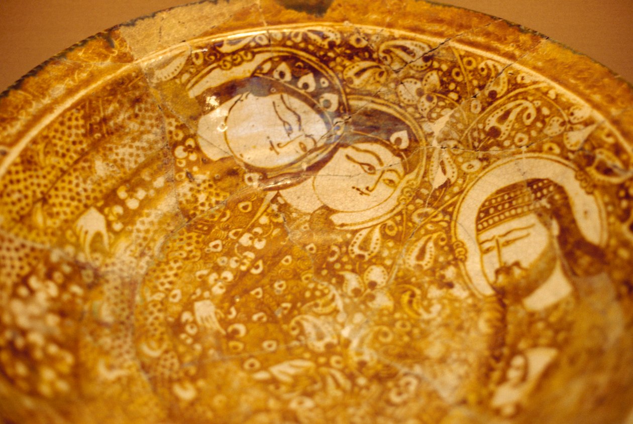 Assiette décorée de visages masculins et féminins, de Kashan, Iran - Unbekannt Unbekannt