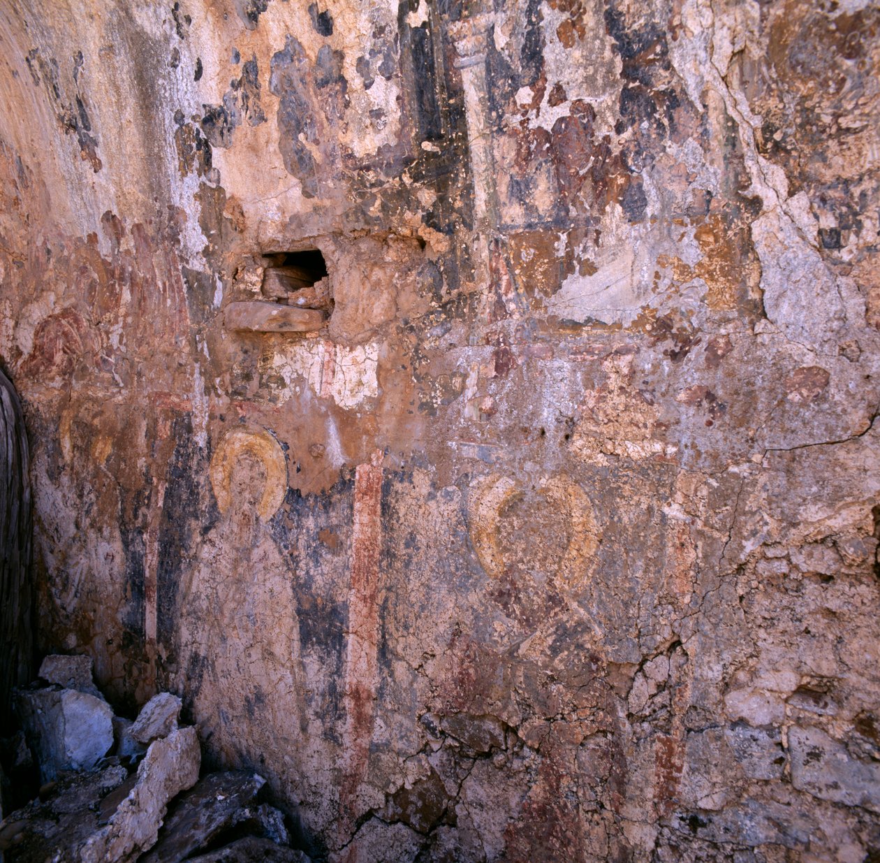 Vestiges de fresques dans les ruines d