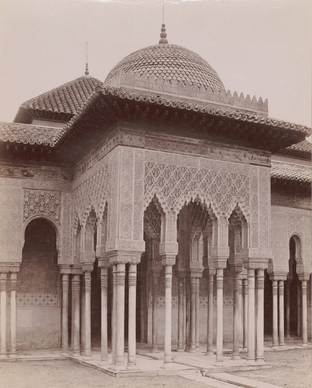[Cour des Lions, Alhambra, Grenade], 1880s-90s - Likely Sebastiano Tassinari.