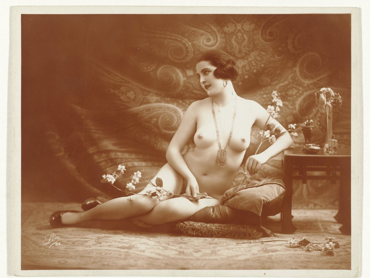 Nu féminin avec des fleurs - Léo