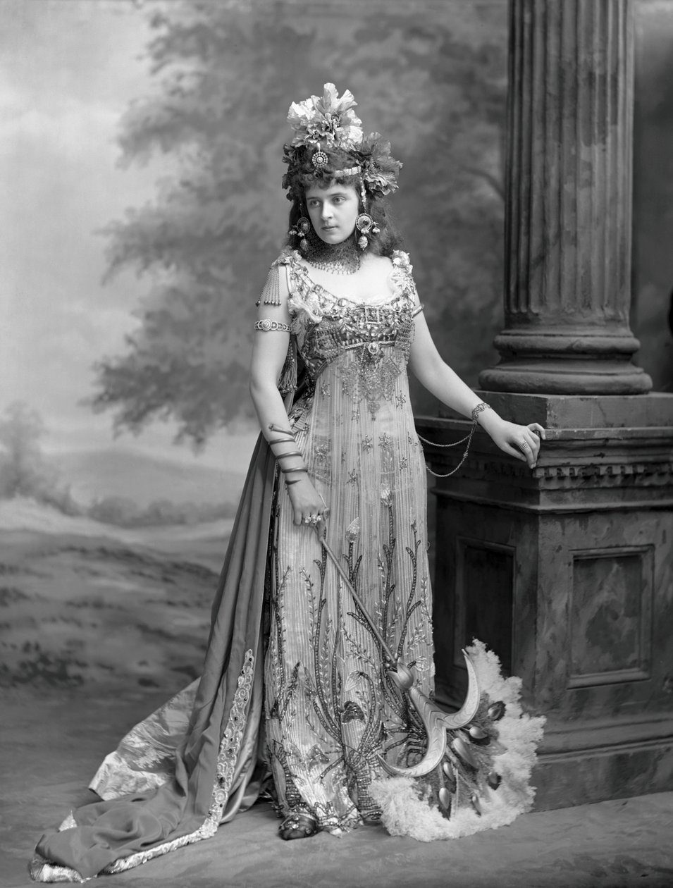 Mme Algernon Bourke 1870-1967, née Guendoline Irene Emily Sloane-Stanley - London . Photo studio Lafayette