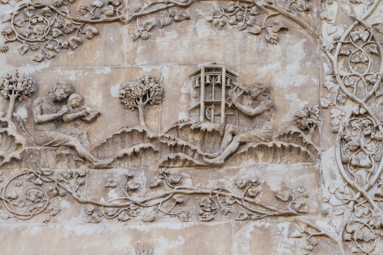 Naamah enseignant à un enfant à lire et Tubal-Caïn frappant des cloches avec un marteau; Enos fils de Seth dessinant avec un compas (bas-reliefs de Lorenzo Maitani, avant 1275-1330, première colonne, façade latérale de la cathédrale d