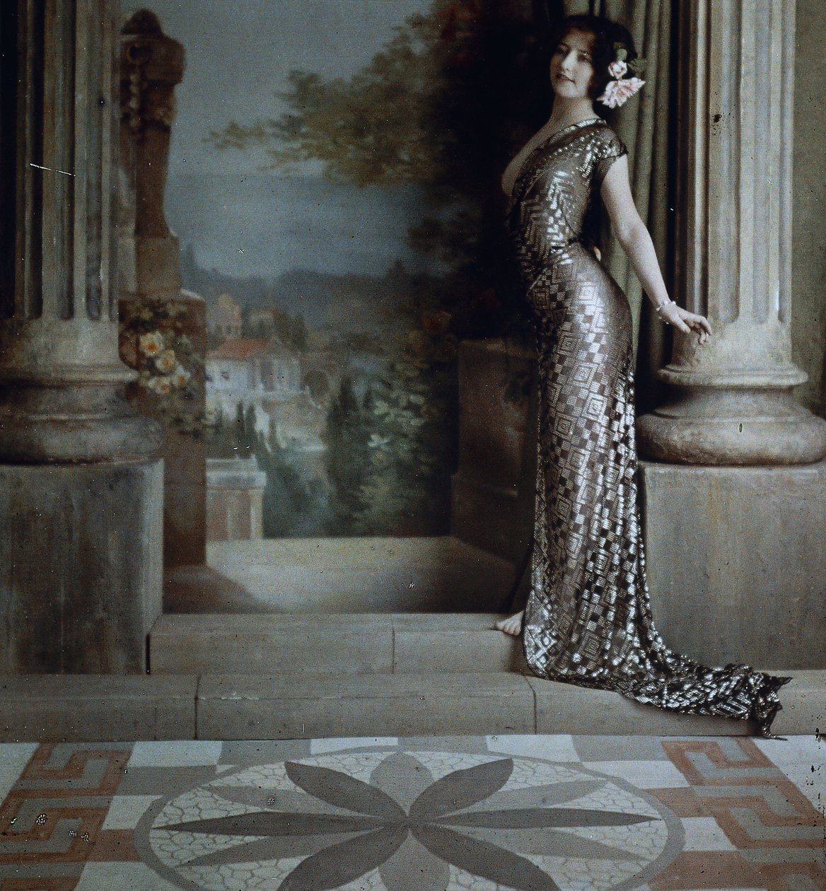 Femme semi-nue en robe argentée à motifs en losanges dans un intérieur classique, c.1850-1900 - Louis Amedee Mante and Edmond Goldschmidt