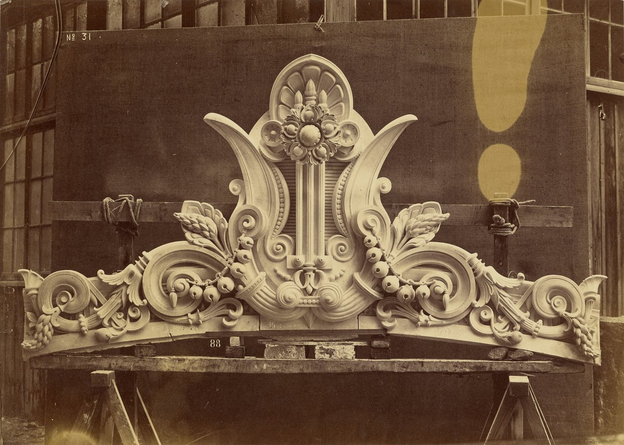 Amortissement des frontons des pavillons. Facade principale. - Louis Emile Durandelle