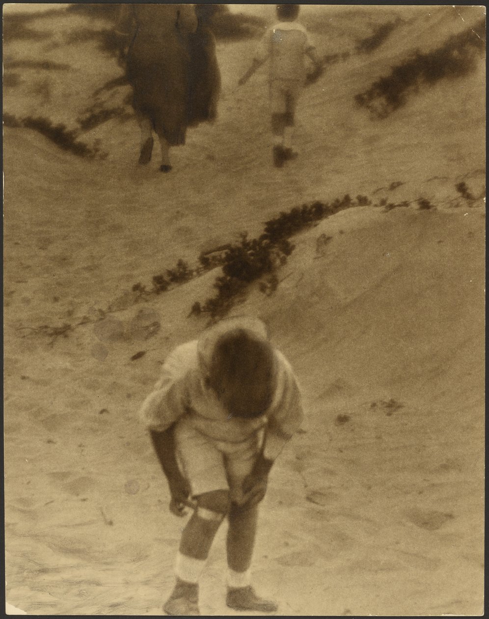 Un jeune garçon portant une attelle à la jambe - Louis Fleckenstein