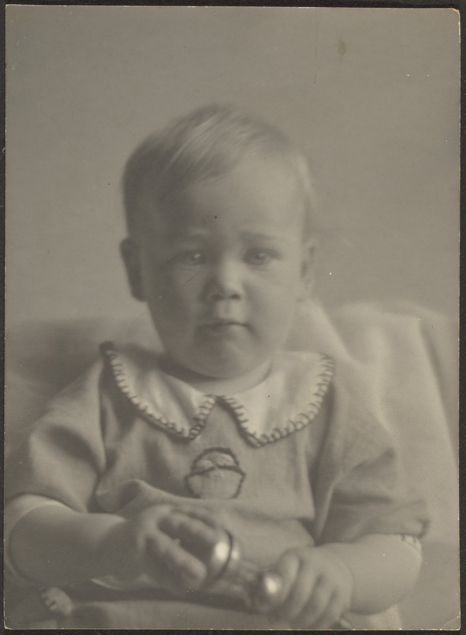 Bébé tenant un hochet en argent - Louis Fleckenstein