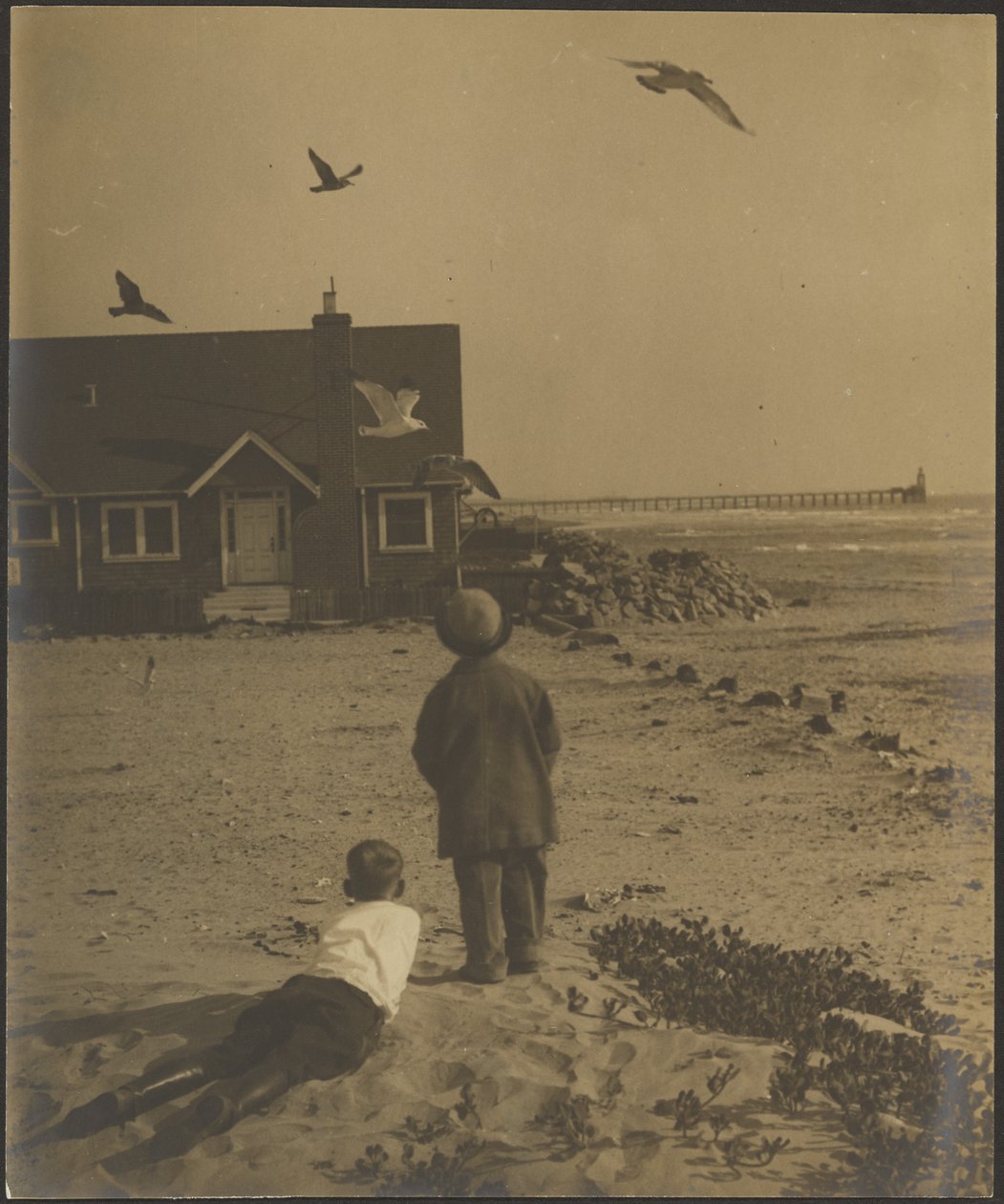 Enfants au bord de la mer observant des oiseaux - Louis Fleckenstein