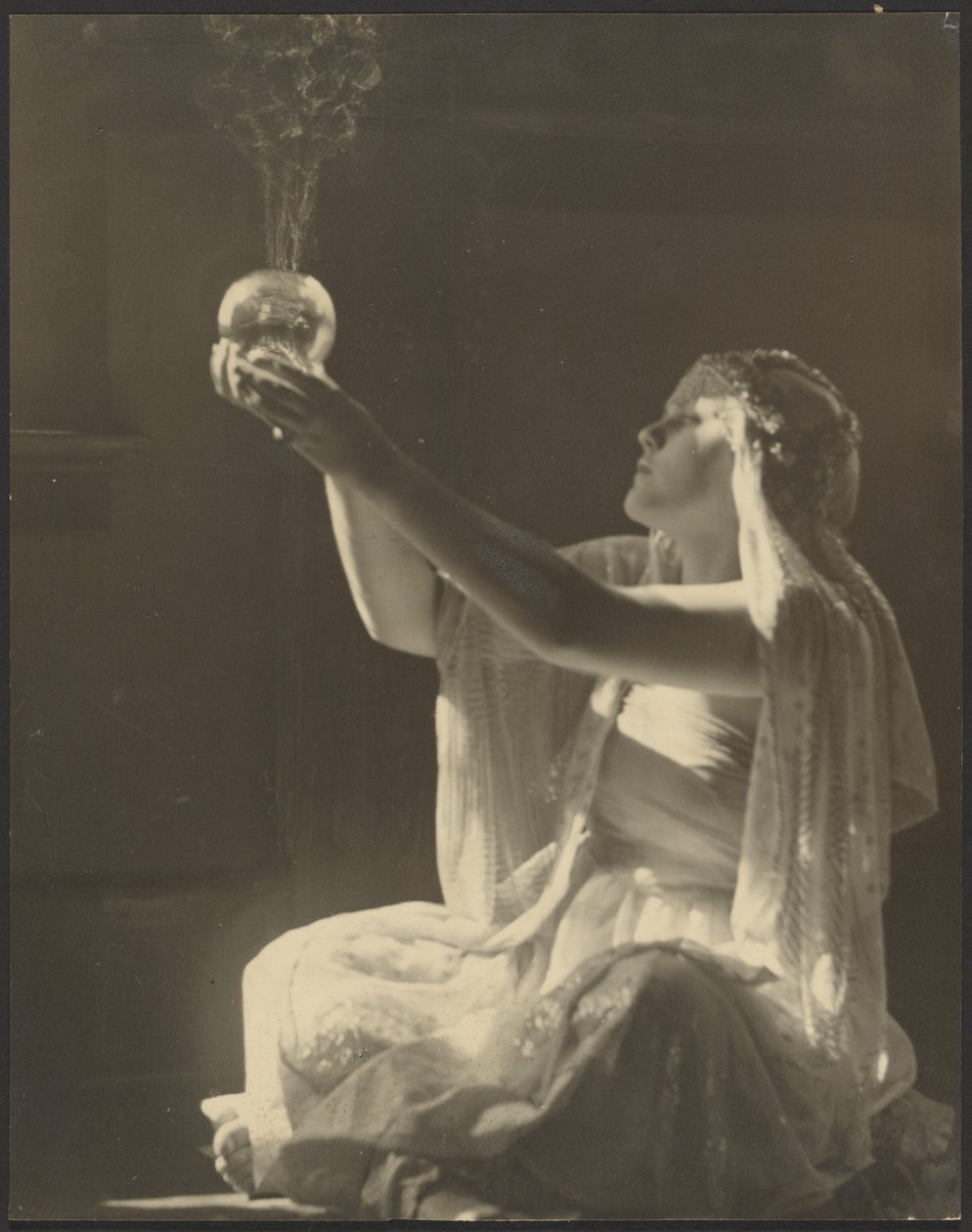 [Femme en costume tenant un brûleur d