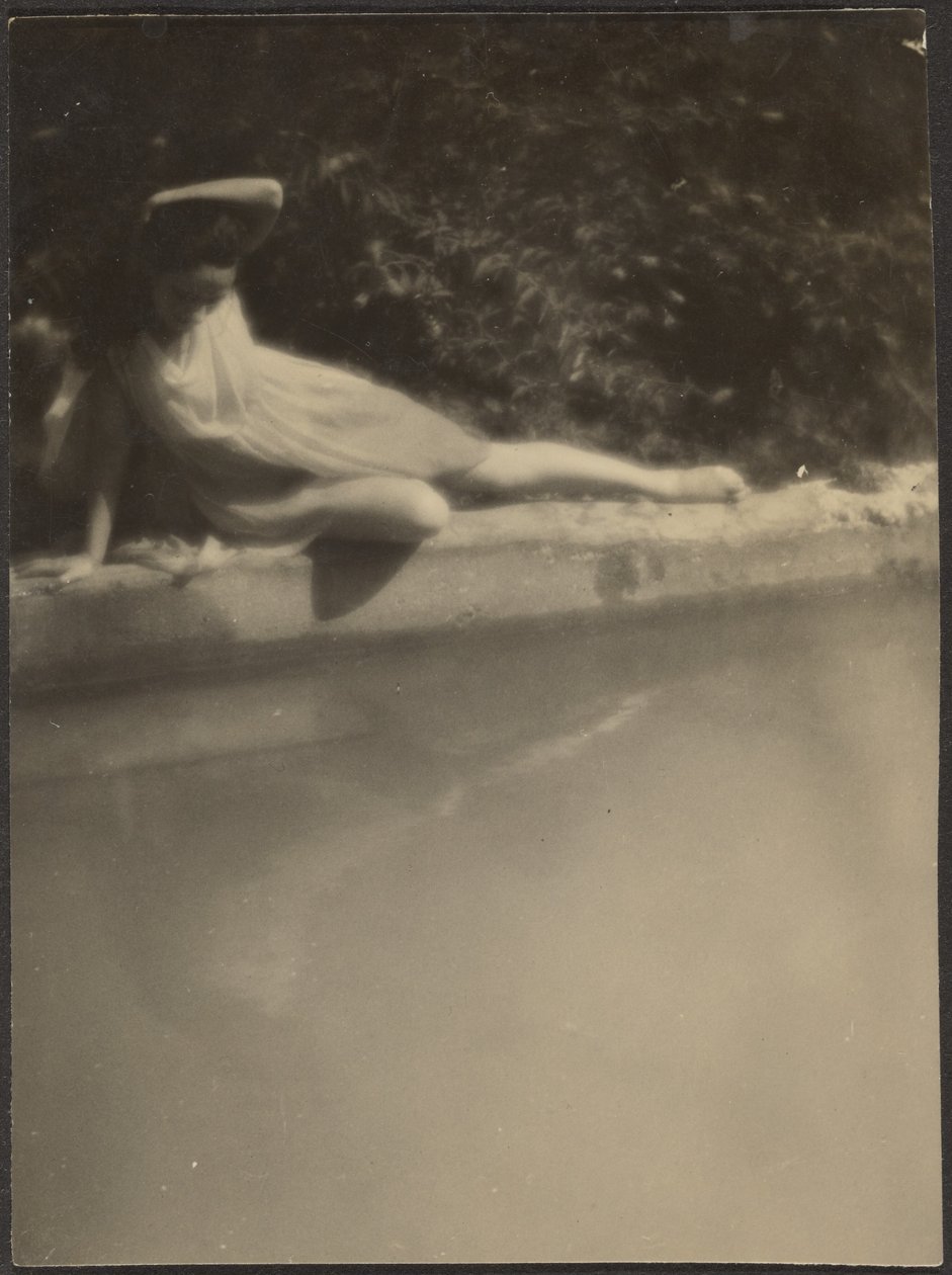 [Danseuse près du bassin du jardin] - Louis Fleckenstein