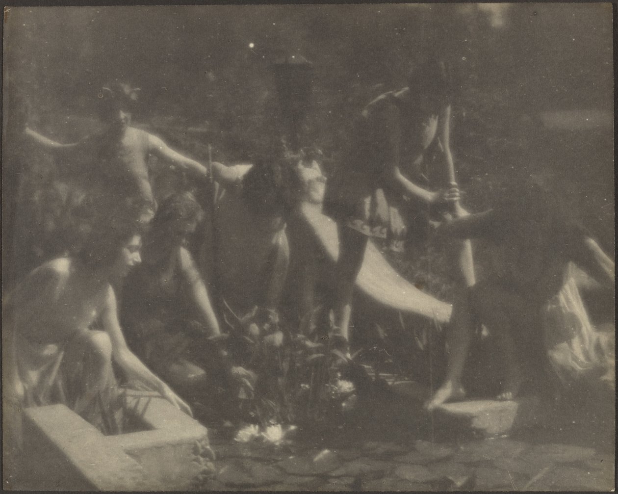 [Danseurs posés au bord d