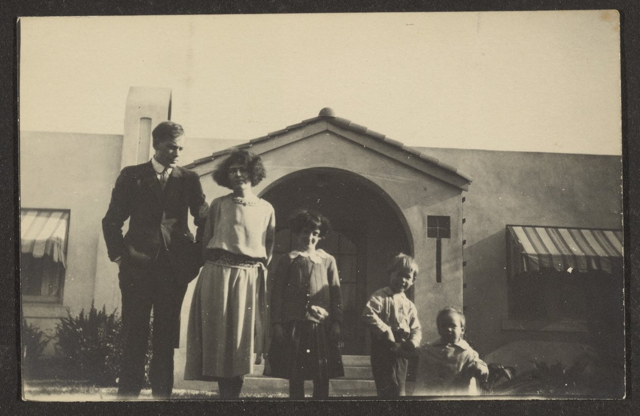 Portrait de famille devant une maison - Louis Fleckenstein
