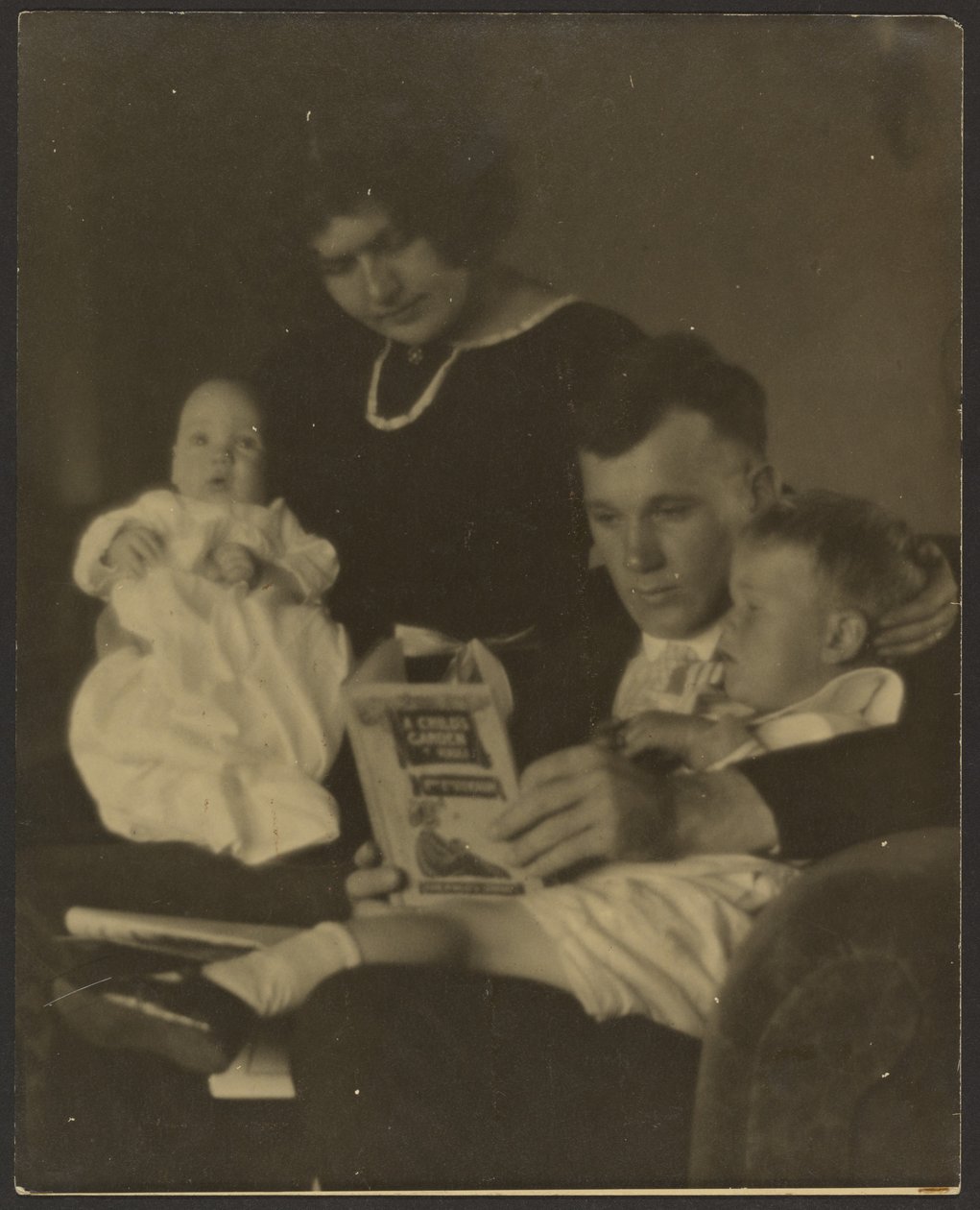 [Portrait de famille avec Un jardin de vers pour enfants] - Louis Fleckenstein