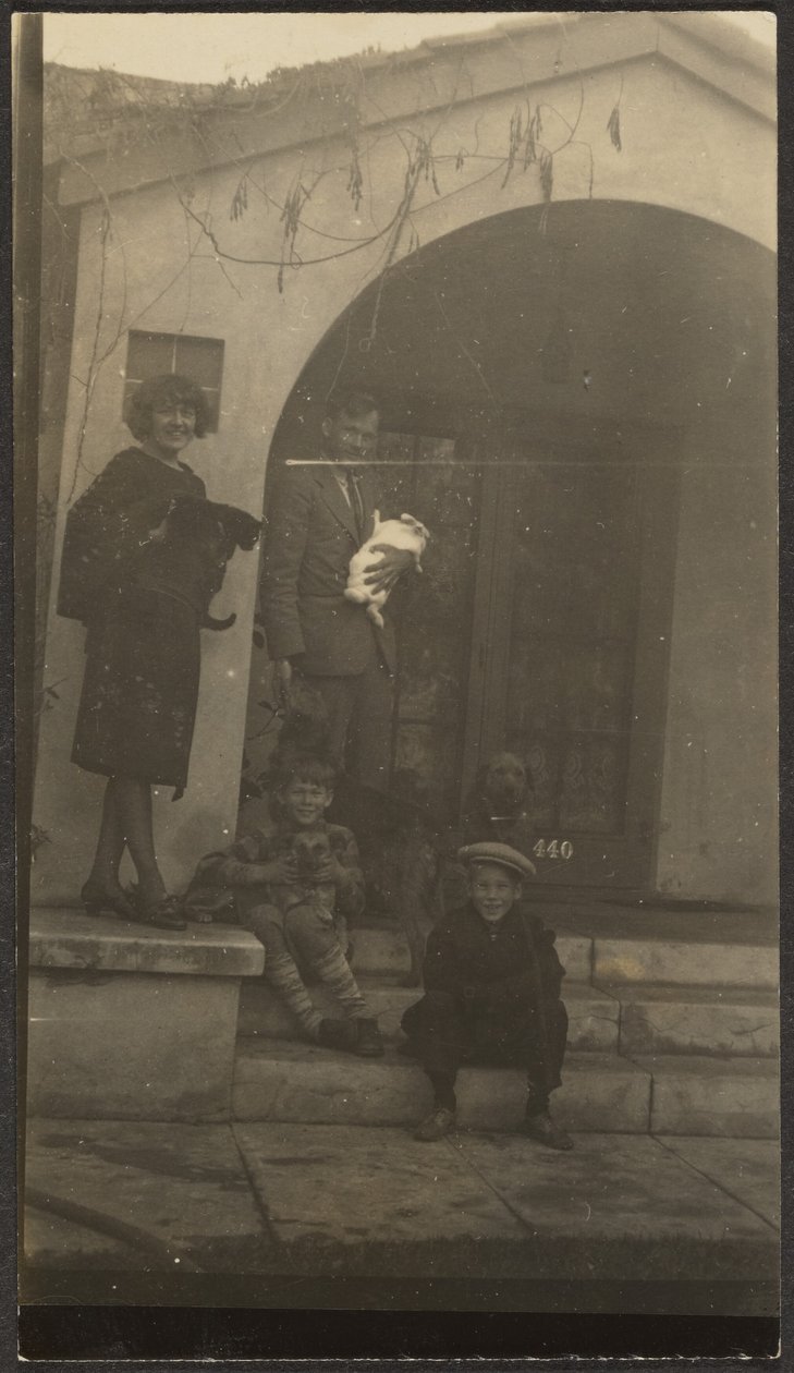 [Famille devant le studio Fleckenstein à Long Beach] - Louis Fleckenstein