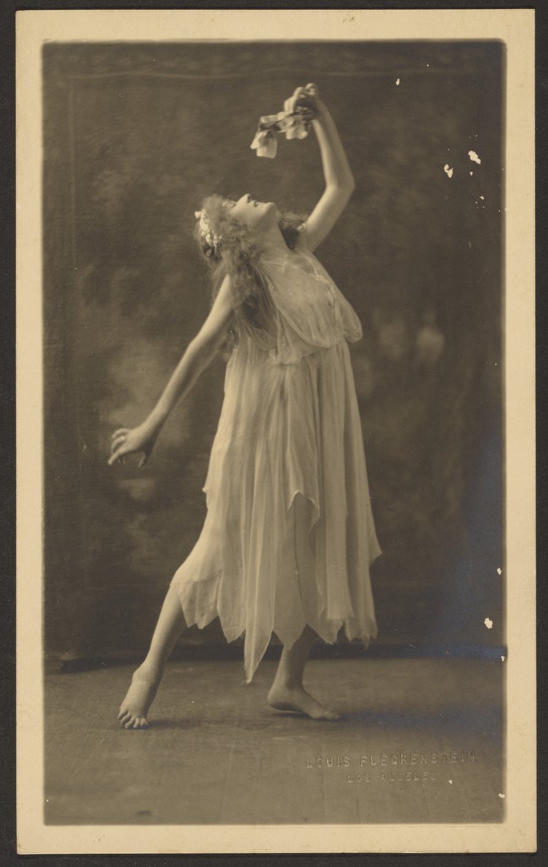 [Danseuse tenant une fleur devant une tapisserie] - Louis Fleckenstein