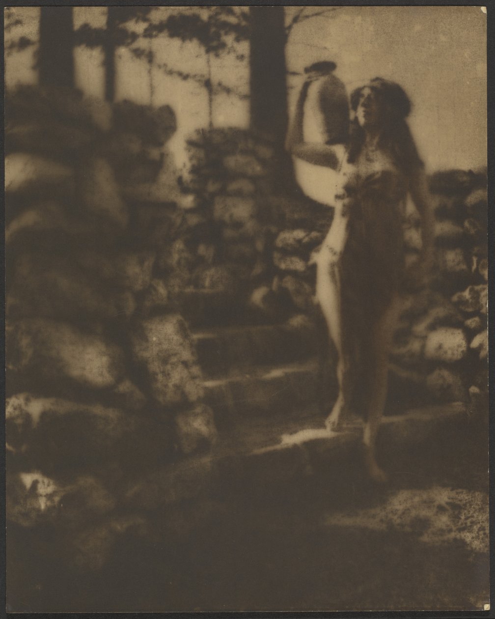 [Danseuse tenant une cruche sur des marches en pierre] - Louis Fleckenstein