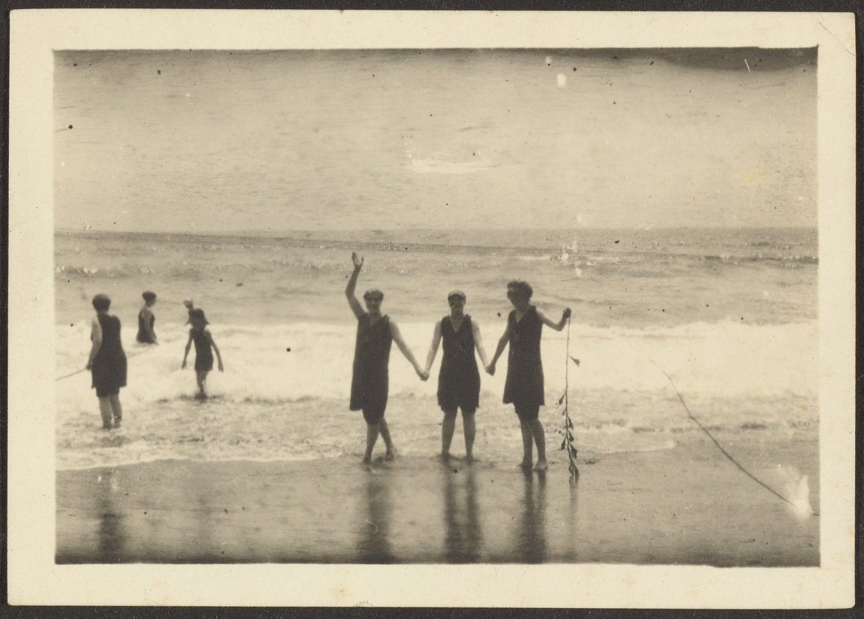 [Figures sur une plage tenant des algues] - Louis Fleckenstein