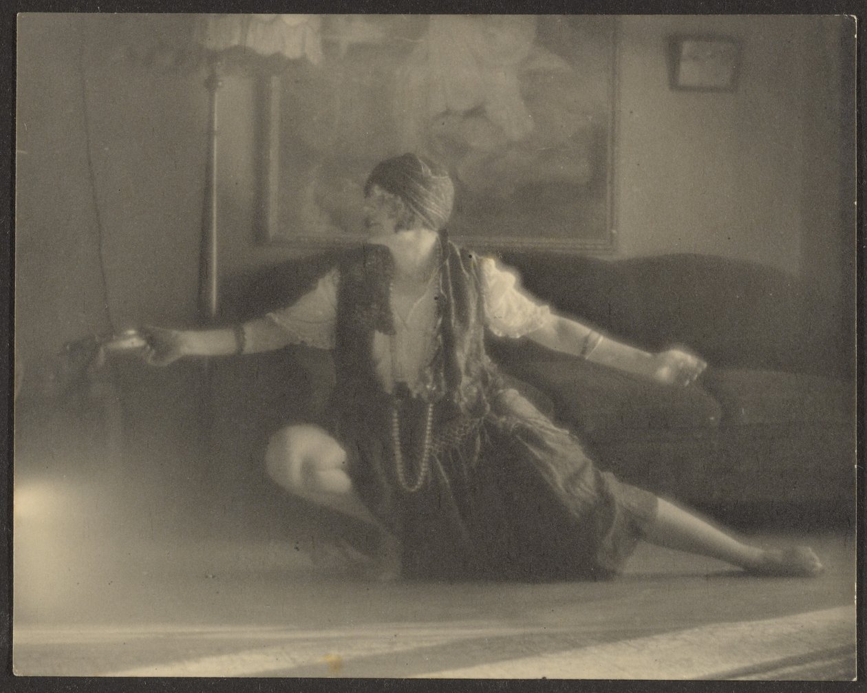 [Florence danse dans le salon] - Louis Fleckenstein