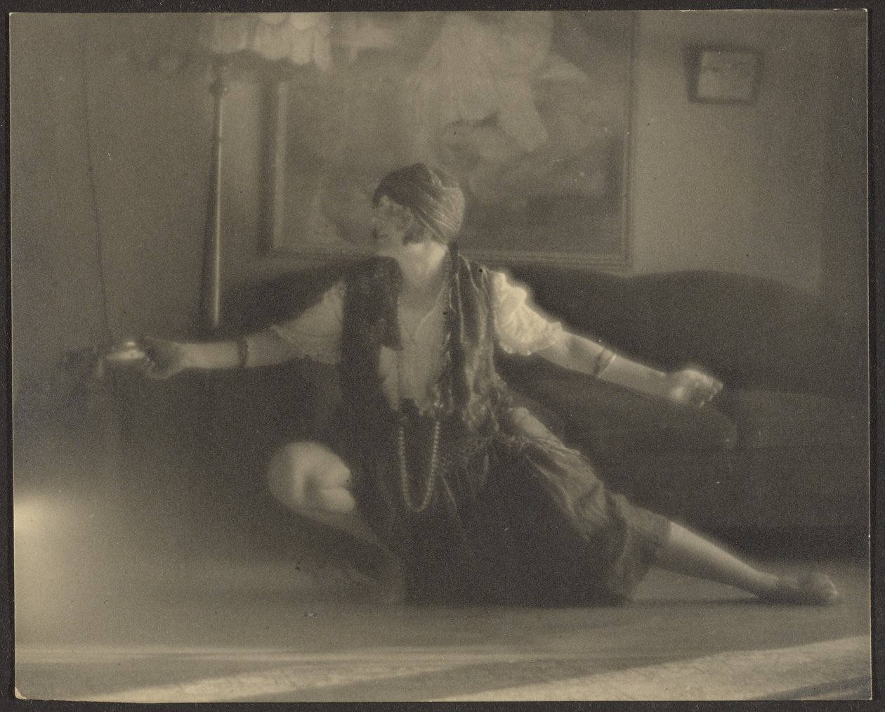 [Florence dansant dans le salon] - Louis Fleckenstein