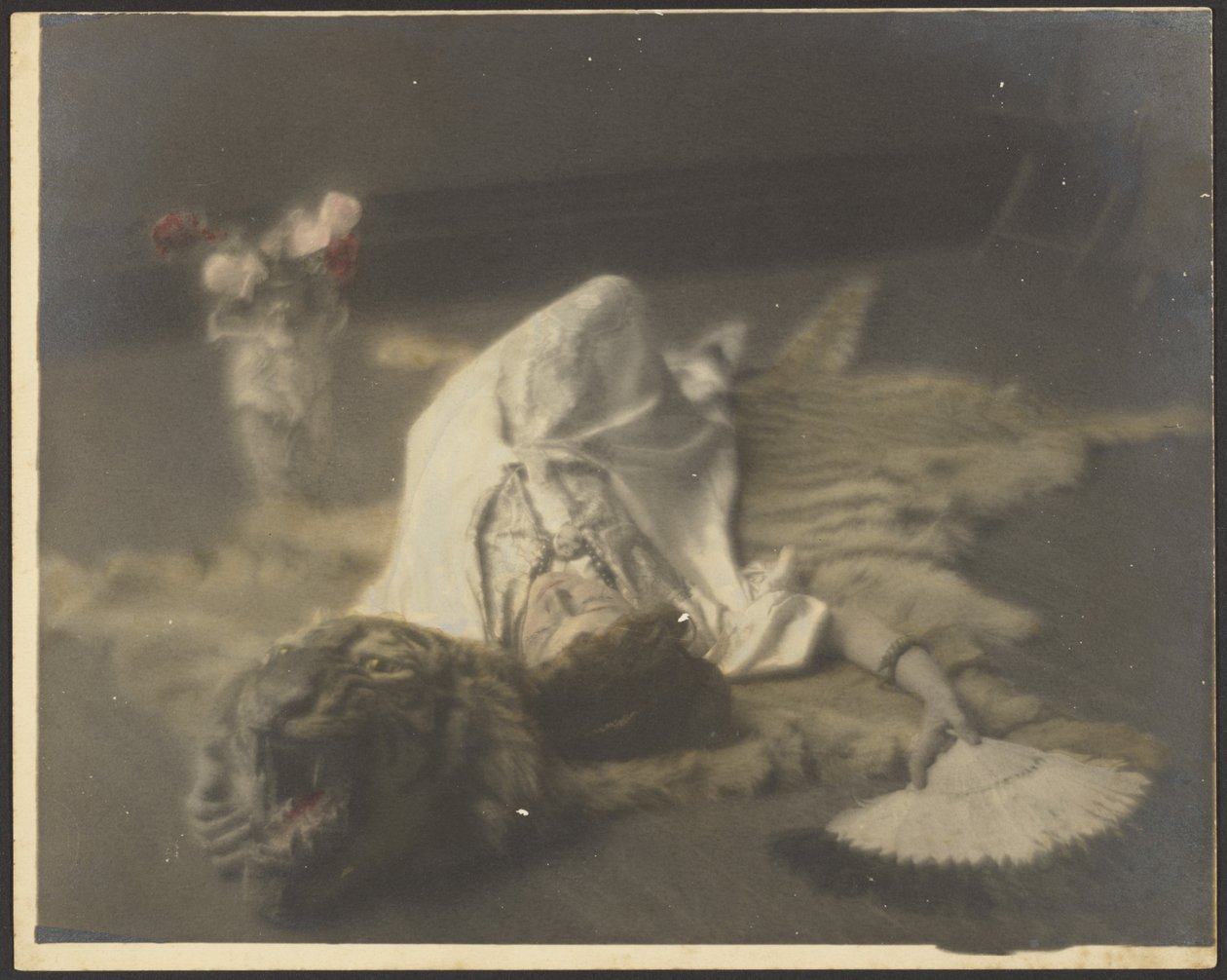 [Florence allongée sur un tapis représentant un tigre] - Louis Fleckenstein