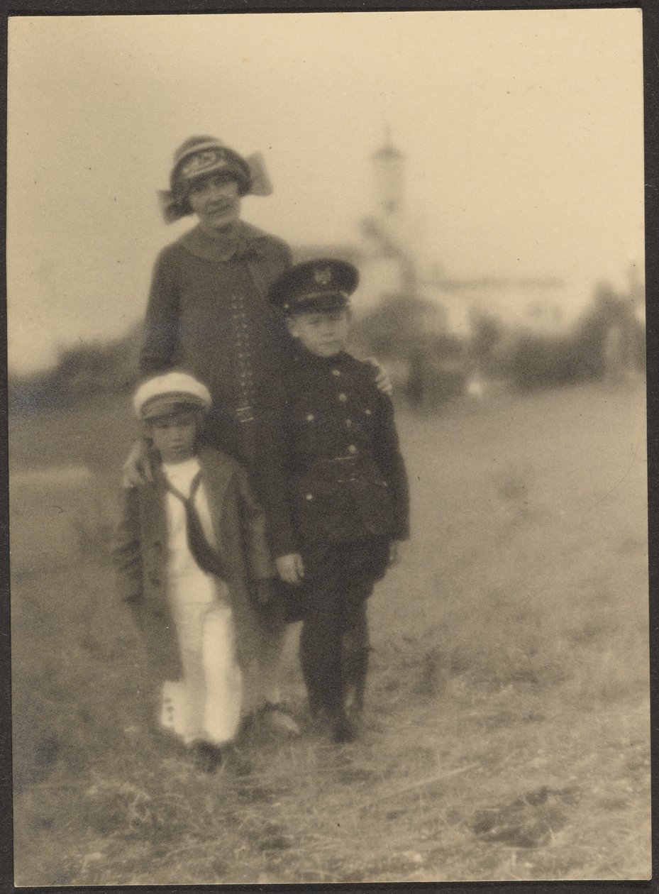 Florence et ses deux garçons en uniformes militaires - Louis Fleckenstein