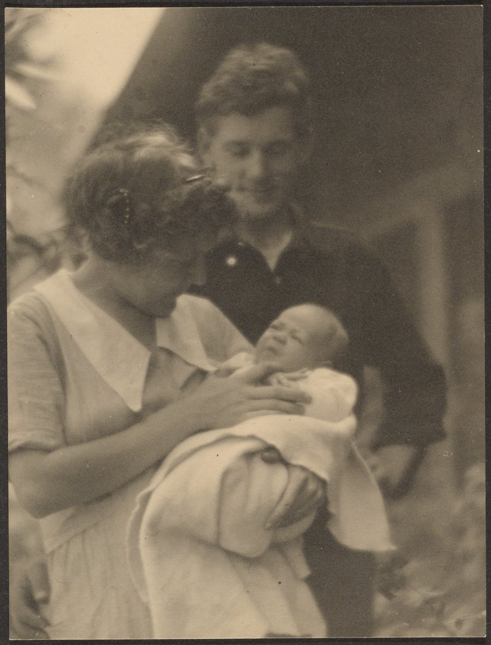 [Florence et son mari avec leur bébé] - Louis Fleckenstein