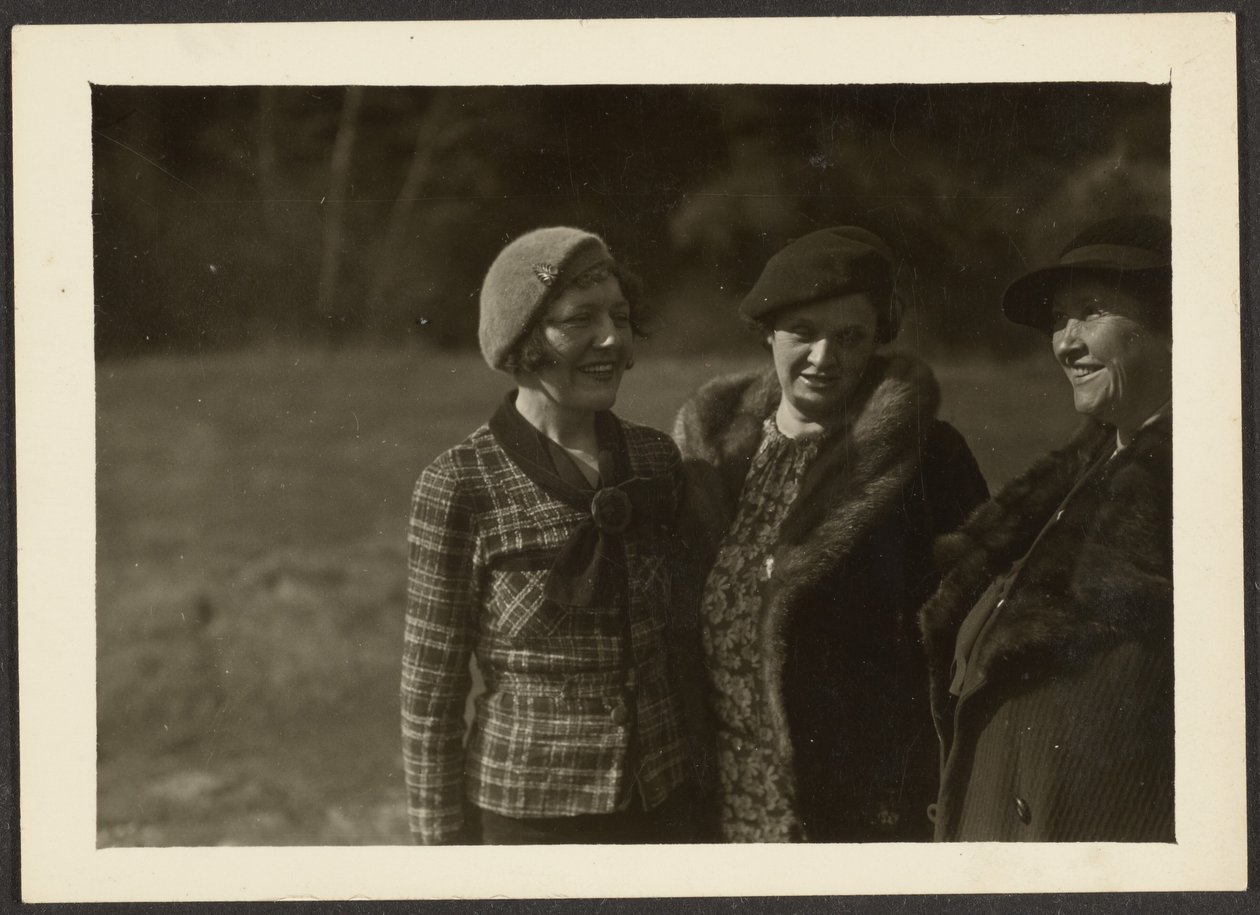 [Florence et Mme Fleckenenstein avec une troisième femme à l