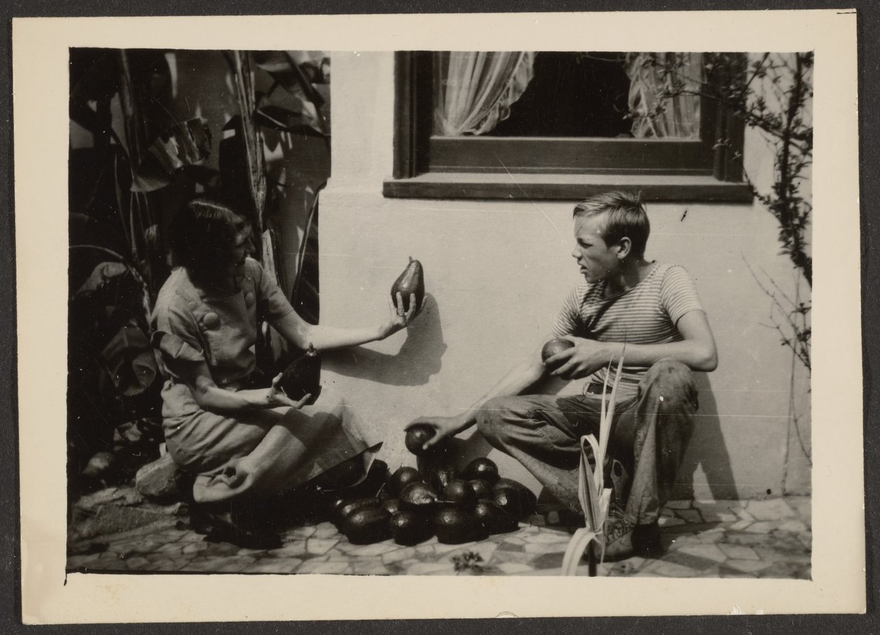 [Florence et son fils avec des avocats] - Louis Fleckenstein