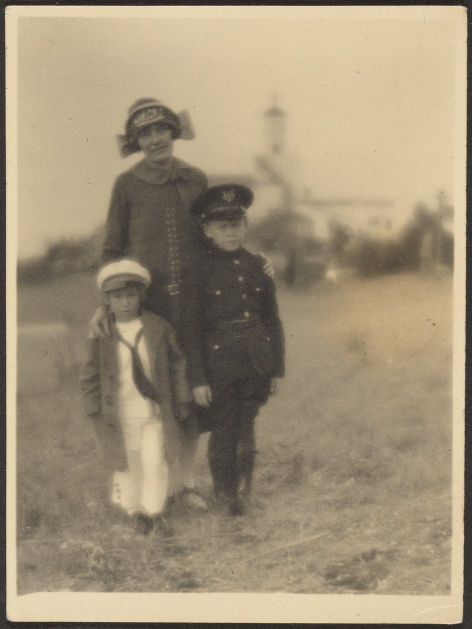[Florence avec ses deux garçons en uniformes militaires] - Louis Fleckenstein